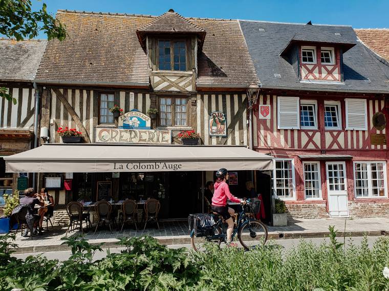 Ã vÃ©lo devant le restaurant crÃªperie, Beuvron-en-Auge Â© Christelle Guibert