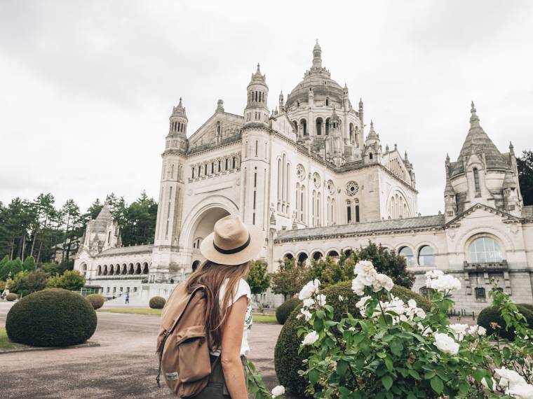 Basilique Sainte ThÃ©rÃ¨se de Lisieux Â© Maxime Coquard - Bestjobers