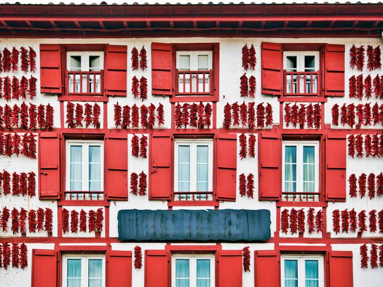 Espelette, faÃ§ade aux piments Â© AdobeStock_97234290