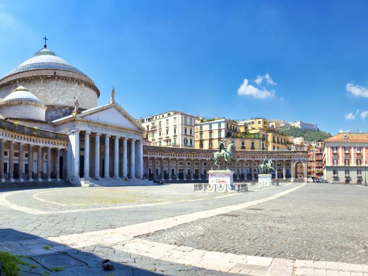 Napoli, piazza del Plebiscito Â© AdobeStock_44388198