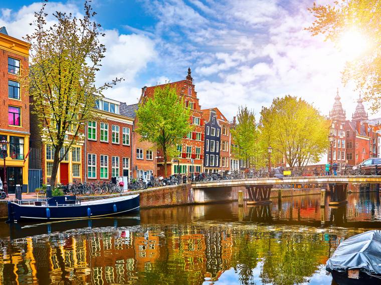 Amsterdam quai Â© AdobeStock