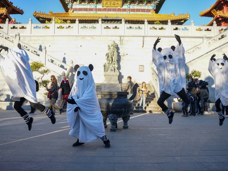 Pandalloween danseurs en Chine Â© Pairi Daiza - Monique Morue