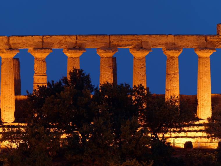 VallÃ©e des Temples by night Â© AdobeStock_65173840